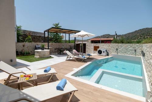 New Stylish Villa With Heated Pool & Jacuzzi!