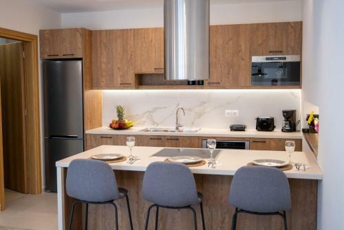 New Stylish Villa With Heated Pool & Jacuzzi!