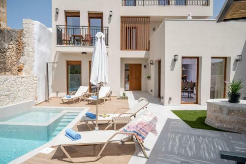 New Stylish Villa With Heated Pool & Jacuzzi!