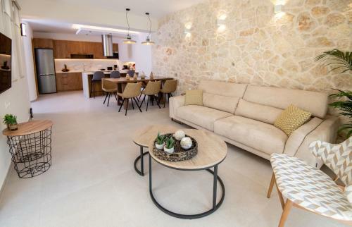 New Stylish Villa With Heated Pool & Jacuzzi!