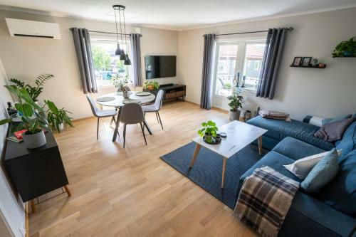 Modern Apartment Short Walk From City