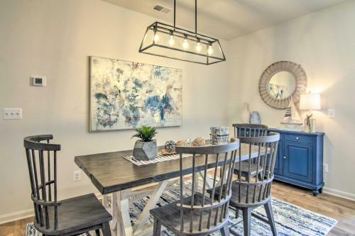 Stylish Townhome With Porch And Modern Interior!