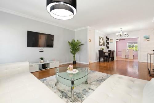 Gorgeous 3 Bdr, Amazing Bbq Area, Pool And More