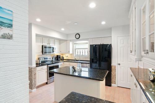 Gorgeous 3 Bdr, Amazing Bbq Area, Pool And More