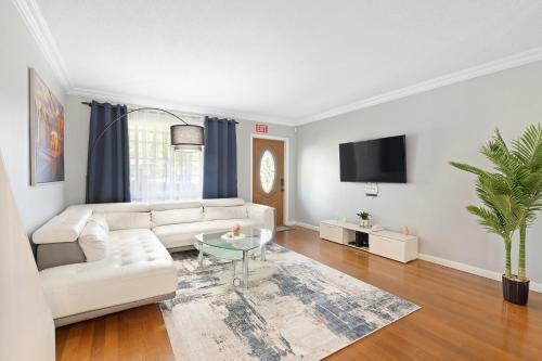 Gorgeous 3 Bdr, Amazing Bbq Area, Pool And More