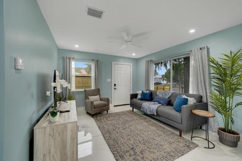 Cheerful 2 Bedroom Lakehouse Home Woffice Space