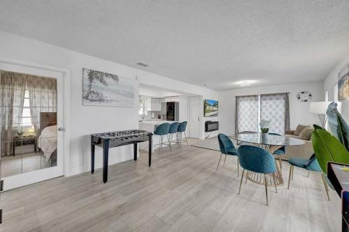 Modern 4 Bed 2 Bath Home Next To The Beach