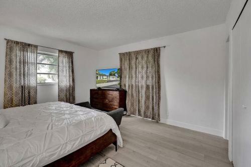 Modern 4 Bed 2 Bath Home Next To The Beach