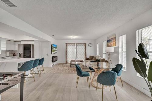 Modern 4 Bed 2 Bath Home Next To The Beach