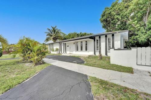 Modern 4 Bed 2 Bath Home Next To The Beach