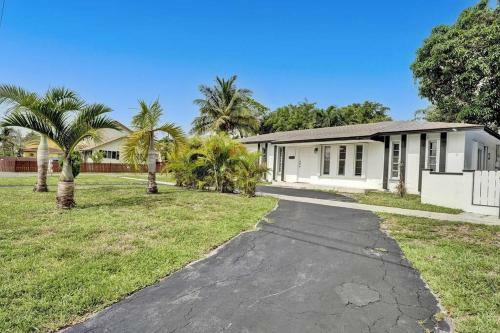 Modern 4 Bed 2 Bath Home Next To The Beach
