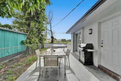 Modern 4 Bed 2 Bath Home Next To The Beach