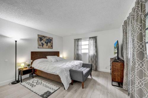 Modern 4 Bed 2 Bath Home Next To The Beach
