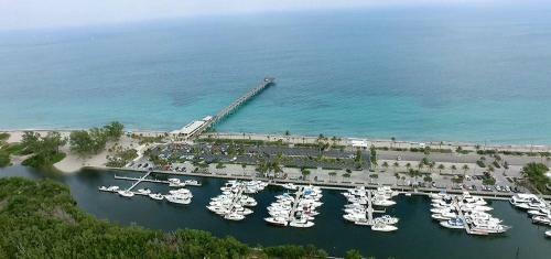 Modern 4 Bed 2 Bath Home Next To The Beach