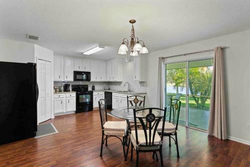 Cheerful 5 Bedroom With Private Office Space!