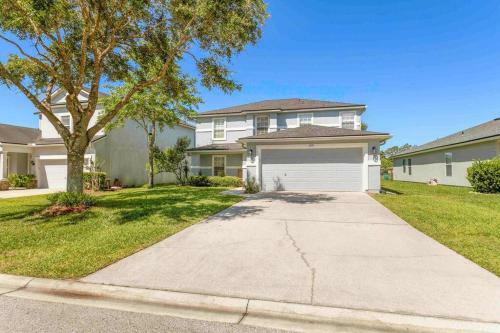 Cheerful 5 Bedroom With Private Office Space!