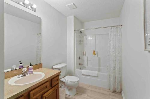 Cheerful 5 Bedroom With Private Office Space!