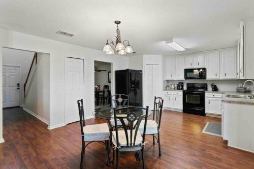 Cheerful 5 Bedroom With Private Office Space!