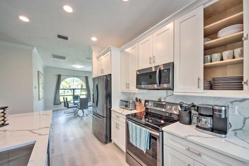Modern Cape Coral Home Private Lanai And Pool!