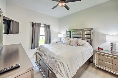 Modern Cape Coral Home Private Lanai And Pool!