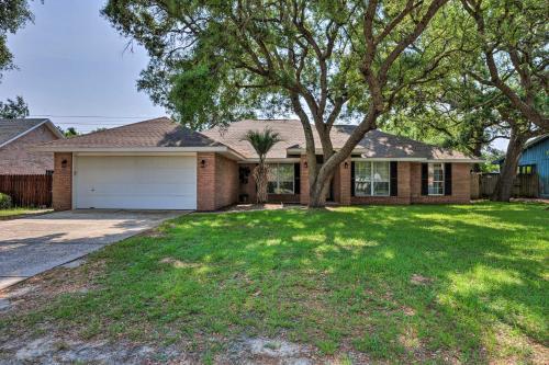 Modern Gulf Breeze Getaway Patio, Near Beach