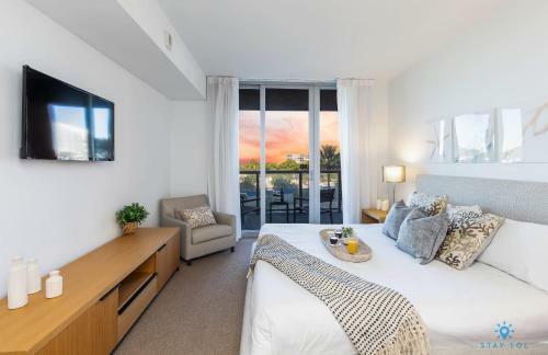 Modern Resort Pool Apartment W Balcony Pool