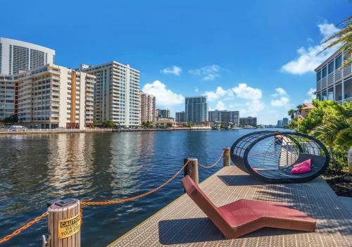 Modern Resort Pool Resort Modern Apartment 2 Br 2 Br Poo