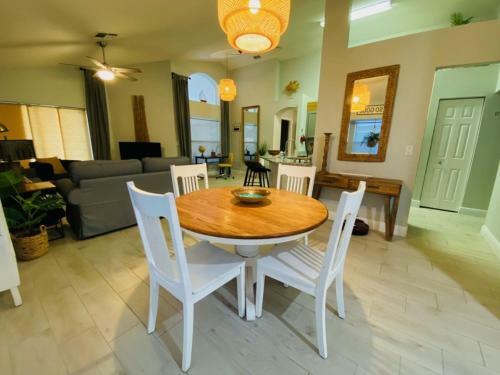 4 Bedroom Private Pool Home South Facing Pool Gem! Home