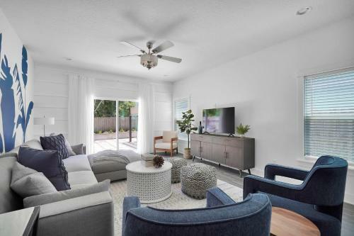 Stunning Coastal Retreat - A Few Short Blocks From The Ocean