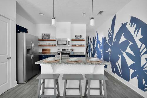 Stunning Coastal Retreat - A Few Short Blocks From The Ocean