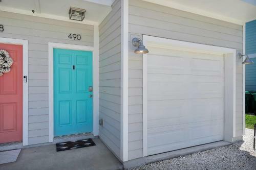 Stunning Coastal Retreat - A Few Short Blocks From The Ocean