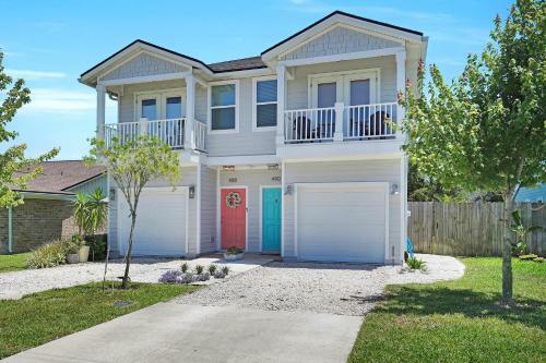 Stunning Coastal Retreat - A Few Short Blocks From The Ocean