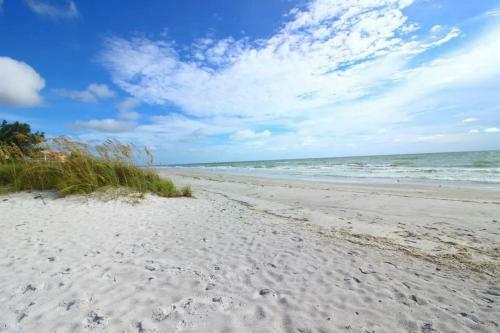 A Dream Vacation Home Only 5 Mins To Beaches And With Pool