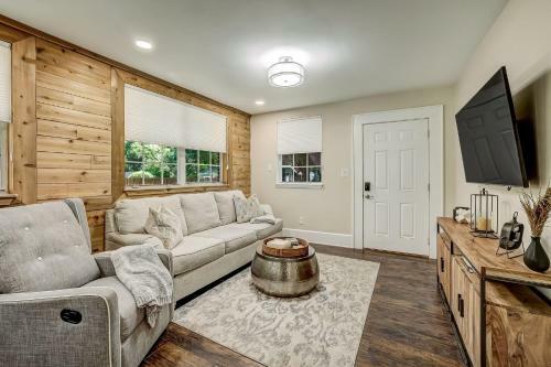 Cozy Riverside Villa - Walkable To Bars & Restaurants