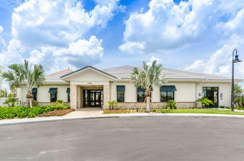 Stunning Lakeview Townhome W Private Pool