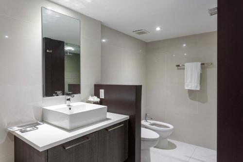 Apartamento Bay Overlooking Condo With Balcony