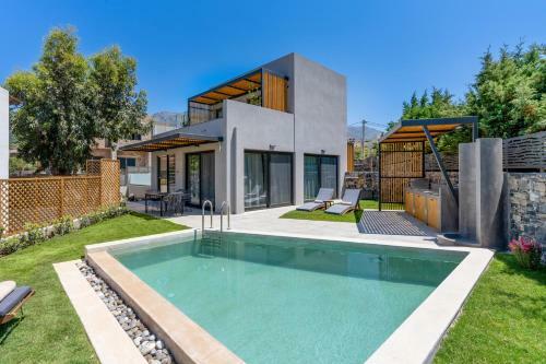Villa Paligremnos Residences, A Beachside Retreat!
