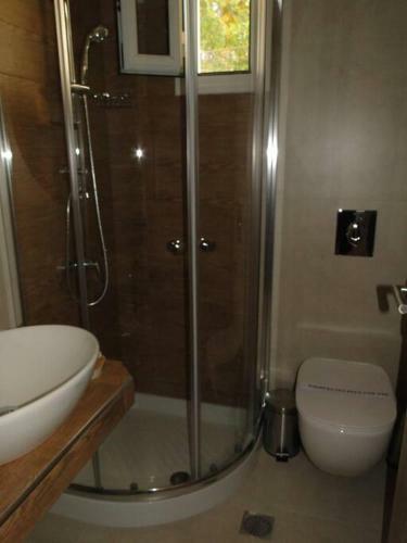 Chrysanthe's Apartments No4