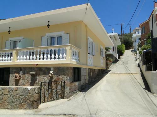 Chrysanthe's Apartments No2