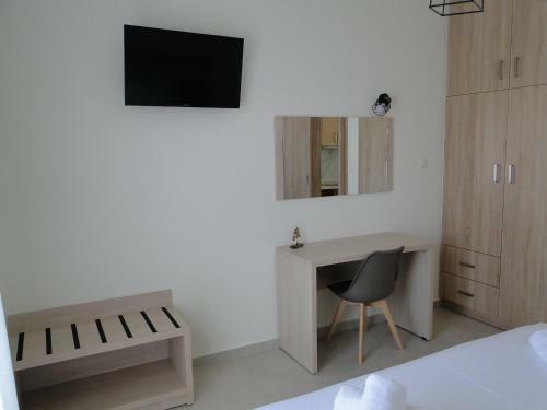 Chrysanthe's Apartments No2