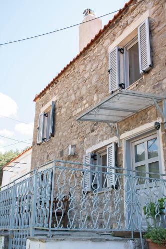 Caviro - Traditional Stone House In Chora