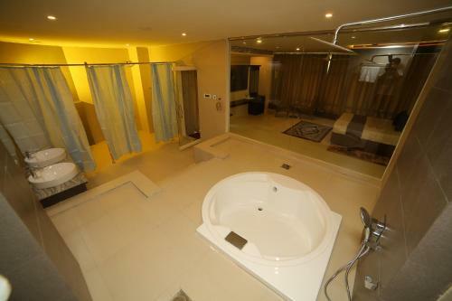 Posada Vavas Inn & Suites