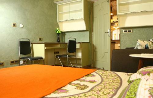 Penthouse 2bhk With Bathtub And Terrace