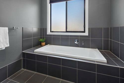 Oriana Grande- 5 Bdrm Sleeps 14 Beach View Wifi