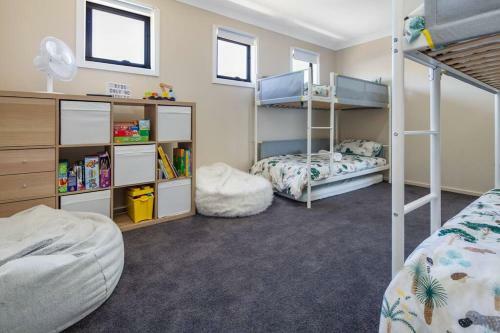 Oriana Grande- 5 Bdrm Sleeps 14 Beach View Wifi