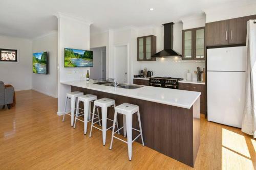 Oriana Grande- 5 Bdrm Sleeps 14 Beach View Wifi