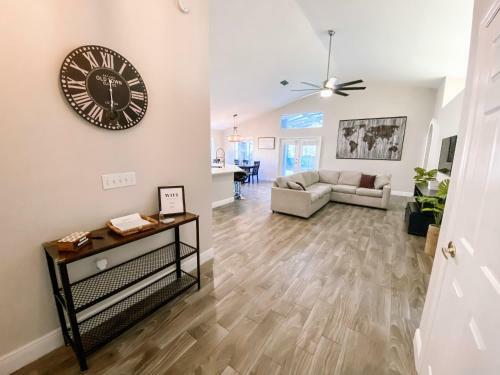 Spacious Getaway - Private Led Pool & Ping Pong