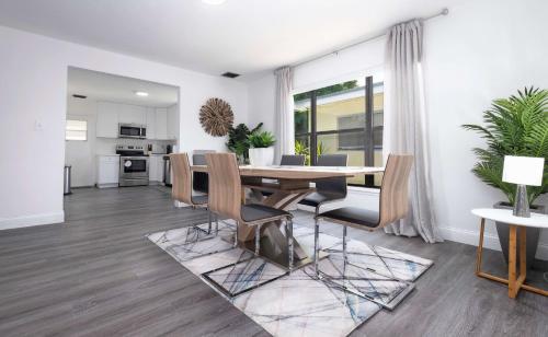 Cheerful 4 Bedroom Home With Huge Yard And Parking