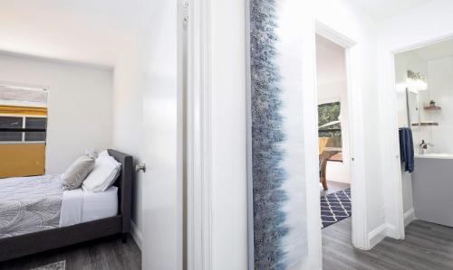 Cheerful 4 Bedroom Home With Huge Yard And Parking