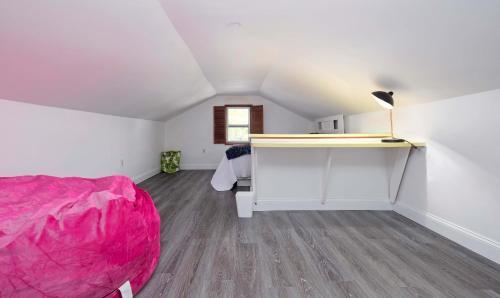 Cheerful 4 Bedroom Home With Huge Yard And Parking